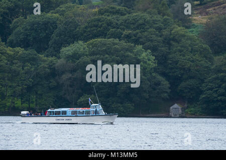 Die Passagiere an Bord von Coniston Start Boot, Fähre oder See Kreuzfahrt Reise auf Coniston Water - Lake District, Cumbria, England, UK. Stockfoto