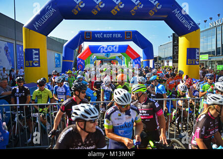 Ljubljana, Slowenien an Juni 11., 2017. Beginn der traditionellen 36. Fahrrad Marathon Franja BTC City am Einkaufszentrum BTC City in Ljubljana. Stockfoto