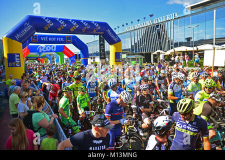 Ljubljana, Slowenien an Juni 11., 2017. Beginn der traditionellen 36. Fahrrad Marathon Franja BTC City am Einkaufszentrum BTC City in Ljubljana. Stockfoto