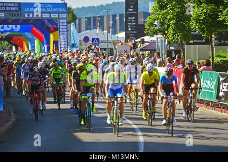 Ljubljana, Slowenien an Juni 11., 2017. Beginn der traditionellen 36. Fahrrad Marathon Franja BTC City am Einkaufszentrum BTC City in Ljubljana. Stockfoto