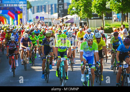 Ljubljana, Slowenien an Juni 11., 2017. Beginn der traditionellen 36. Fahrrad Marathon Franja BTC City am Einkaufszentrum BTC City in Ljubljana. Stockfoto