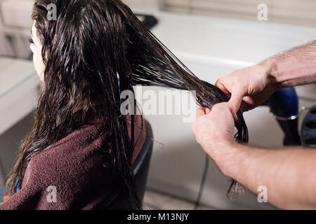 Closeup Friseur mann Frisur für junge Frau im Beauty Salon Stockfoto