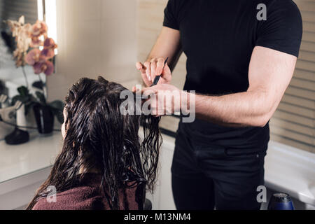 Closeup Friseur mann Frisur für junge Frau im Beauty Salon Stockfoto