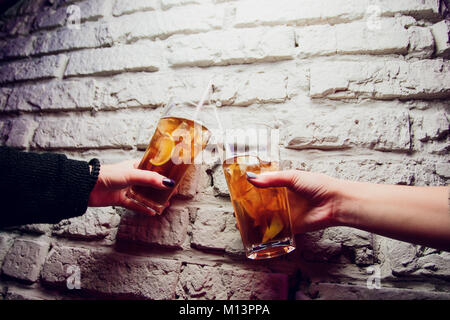 Zwei schöne Frauen, die Spaß in einer Bar Cocktails trinken Stockfoto