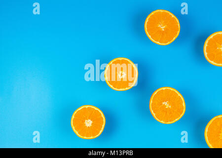 Frische orange Scheiben auf blauem Hintergrund Stockfoto