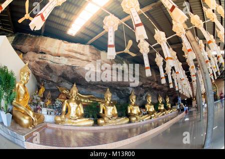 Reihe der goldene Buddha in der Höhle von Wat Tham Khuha Sawan Tempel ist auf einem hohen Felsen über dem Fluss Mekong. Khong Chiam, Ubon Ratchathani, Tha entfernt Stockfoto