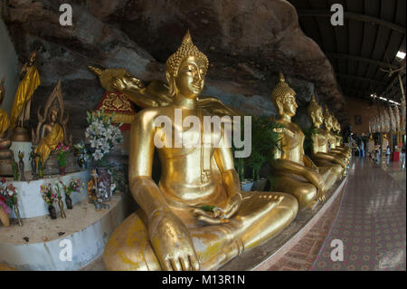 Reihe der goldene Buddha in der Höhle von Wat Tham Khuha Sawan Tempel ist auf einem hohen Felsen über dem Fluss Mekong. Khong Chiam, Ubon Ratchathani, Tha entfernt Stockfoto