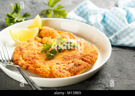 Panierte gebratene Fleisch mit einer frischen Zitrone Keil Stockfoto