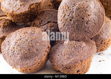 Muffins. chocolate Cupcakes frische hausgemachte Kuchen auf weißem Hintergrund Stockfoto
