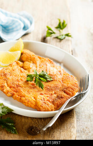 Panierte gebratene Fleisch mit einer frischen Zitrone Keil Stockfoto