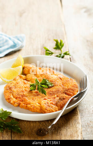 Panierte gebratene Fleisch mit einer frischen Zitrone Keil Stockfoto