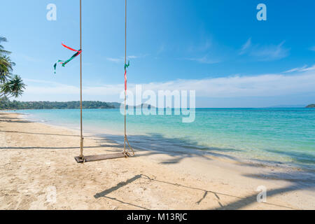 Schwingen hängen von kokospalme über Sommer Strand Meer in Phuket, Thailand. Sommer, Reisen, Ferien und Urlaub Konzept