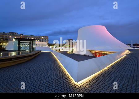 Frankreich, Seine Maritime, Le Havre, Stadt von Auguste Perret wieder aufgebaut als Weltkulturerbe von der UNESCO, Raum Niemeyer, Le Volcan (Vulkan) vom Architekten Oscar Niemeyer, die erste kulturelle Zentrum in Frankreich gebaut Stockfoto