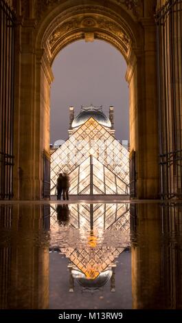 Frankreich, Paris, Paris, Bereich als Weltkulturerbe der UNESCO, 2 Leute, die sich vor dem Louvre Pyramide küssen Stockfoto