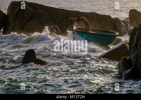 Vietnam, Phan Thiet, Ke Ga, Fischer in Ihrem Korb Boot Stockfoto