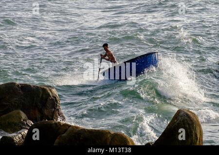 Vietnam, Phan Thiet, Ke Ga, Fischer in Ihrem Korb Boot Stockfoto