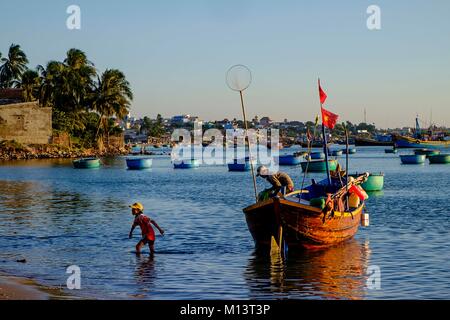 Vietnam, Binh Thuan Provinz, Mui Ne, Fischerboote in der Nähe des Strandes Stockfoto