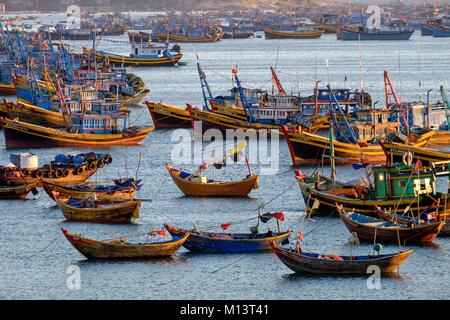 Vietnam, Binh Thuan Provinz, Mui Ne, Fischerboote in der Nähe des Strandes Stockfoto