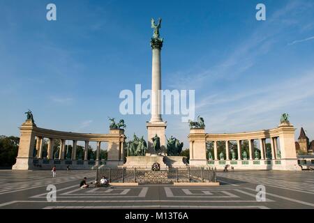 Ungarn, Budapest, der Heldenplatz (Hosok tere), Millennium Monument als Weltkulturerbe von der UNESCO, Spalte mit Erzengel Gabriel an der Spitze Stockfoto