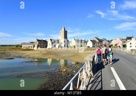 Frankreich, Manche, Cotentin, Portbail, Notre Dame Kirche und drei bogenförmige Brücke (1873) Stockfoto