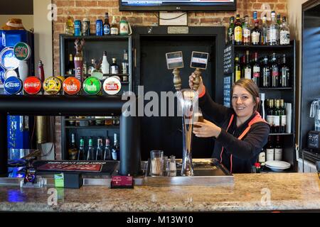 Kanada, Provinz Quebec, Outaouais, Pontiac region, Isle-aux-Allumettes, Hut, Restaurant und microbrewery L'Ancienne Banque, Bar und Kellnerin Stockfoto