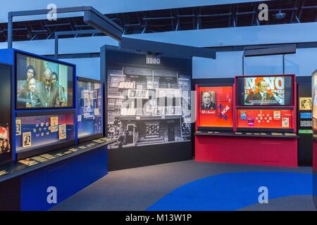 Kanada, Provinz Quebec, Outaouais, der Stadt Gatineau, das Kanadische Museum der Geschichte, neue Galerien mit der Geschichte von Kanada, Vitrinen, die die Quebec Referendum über die Souveränität - Verein Projekt von 1980, Premierminister René Lévesque (Quebec) und Pierre Elliott Trudeau (Kanada) Stockfoto