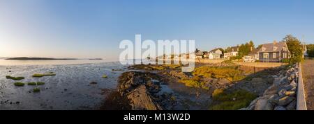 Kanada, Provinz Quebec, Region Bas-Saint-Laurent, Kamouraska Dorf am Ufer des St. Lawrence River in Panoramablick Stockfoto