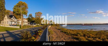 Kanada, Provinz Quebec, in der Region von Quebec City, Île d'Orléans, Sainte-Pétronille, die Chemin Royal und seine schönen Häuser an den Ufern des St. Lawrence Flusses, Handelsschiff Stockfoto