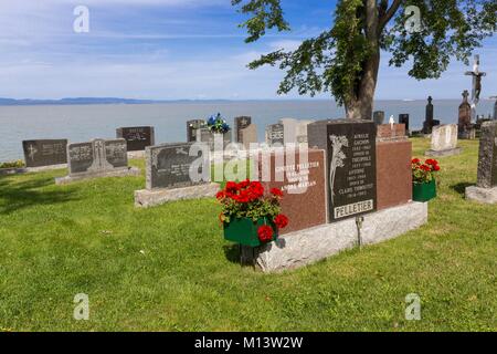 Anada, Provinz Quebec, Region Bas-Saint-Laurent, Notre-Dame-du-Portage, den Friedhof entlang des St. Lawrence River Stockfoto