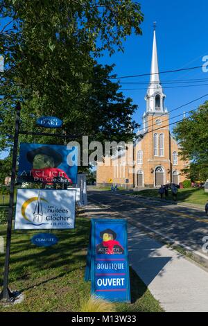 Kanada, Provinz Quebec, Region Bas-Saint-Laurent, Kamouraska, Kirche Saint-Louis und Les Nuitees du Clocher Hotel und Atelier du Clocher Stockfoto