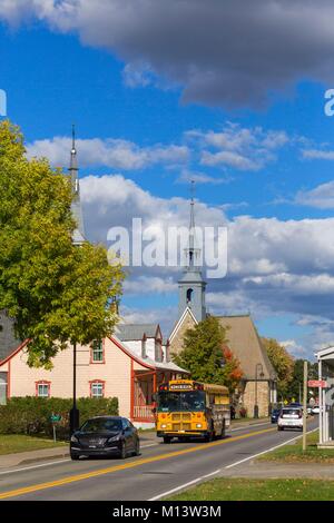 Kanada, Quebec, Quebec City, Ile d'Orléans, Saint-Pierre-de-l'Île-d'Orléans, Chemin Royal, zwei Kirchen Stockfoto