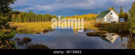 Kanada, Provinz Quebec, Region Abitibi-Témiscamingue Angliers, Lakefront home in den Farben des Indian Summer Stockfoto