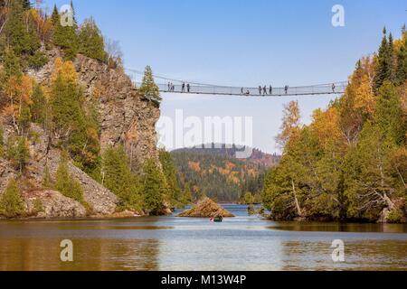 Kanada, Quebec, Kanada, Provinz Quebec, Region Abitibi-Témiscamingue, Aiguebelle Nationalpark, Kanutour in der Nähe der berühmten Suspension Bridge Model Release OK Stockfoto
