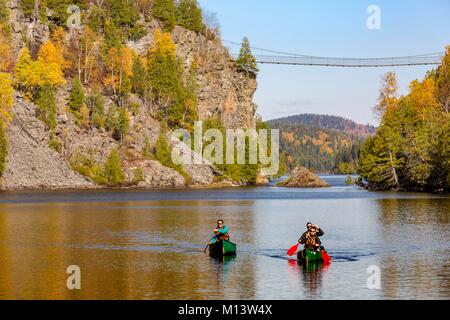 Kanada, Quebec, Kanada, Provinz Quebec, Region Abitibi-Témiscamingue, Aiguebelle Nationalpark, Kanutour in der Nähe der berühmten Suspension Bridge Model Release OK Stockfoto
