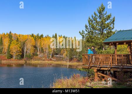 Kanada, Quebec, Kanada, Provinz Quebec, Region Abitibi-Témiscamingue, Aiguebelle Nationalpark, Willkommen Pavillon und Holzdeck Model Release OK Stockfoto