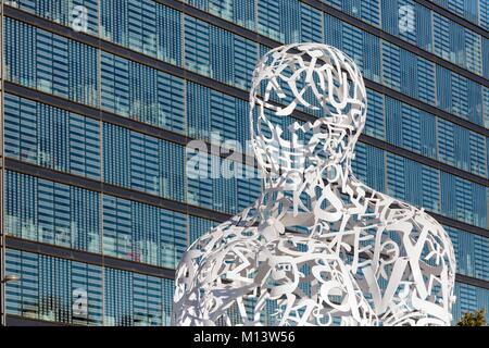 Kanada, Quebec, Montreal, die neue Robert Bourrassa Boulevard, die Skulptur mit dem Namen Source von den spanischen Künstler Jaume Plensa Darstellung der Vielfalt der Montrealer, 10 Meter hoch Stockfoto