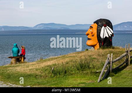 Kanada, Provinz Quebec, Region Bas-Saint-Laurent, Rivière-du-Loup, den Hafen, Handwerk Kiosk, Native American Head mit Blick auf den St. Lawrence River und Kinder Stockfoto