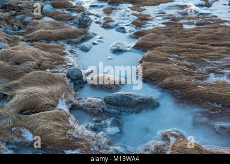 Gefrorene Strand mit Steinen am Ullsfjord in Troms County, Norwegen Stockfoto