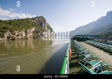 Rumänien, Eisen Tore, Kreuzfahrt auf der Donau, Oberdeck, Links Rumänien, Serbien Stockfoto