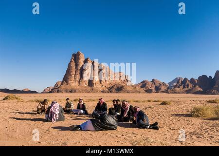 Jordanien Wadi Rum als Weltkulturerbe der UNESCO, um Ishrin Berge, die Sieben Säulen der Weisheit, der Beduinen aufgeführt Stockfoto