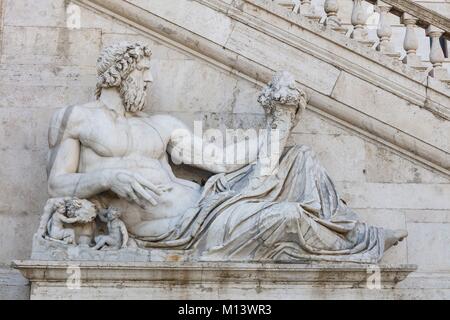 Italien, Latium, Rom, Altstadt zum Weltkulturerbe der UNESCO, Piazza del Campidoglio (Capitol Square), Tiber Gott Statue Stockfoto