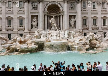 Italien, Latium, Rom, Altstadt zum Weltkulturerbe der UNESCO, Touristen vor dem Trevibrunnen Stockfoto