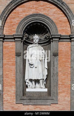 Italien, Kampanien, Neapel, die historische Altstadt als Weltkulturerbe von der UNESCO, Piazza Plebiscito, Charles d'Anjou Statue auf dem Königlichen Palast Fassade Stockfoto