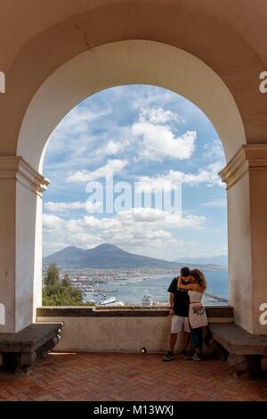 Italien, Kampanien, Neapel, die historische Altstadt als Weltkulturerbe von der UNESCO, San Martino Museum aufgeführt, Liebespaar vor der Bucht von Neapel und den Vesuv. Stockfoto