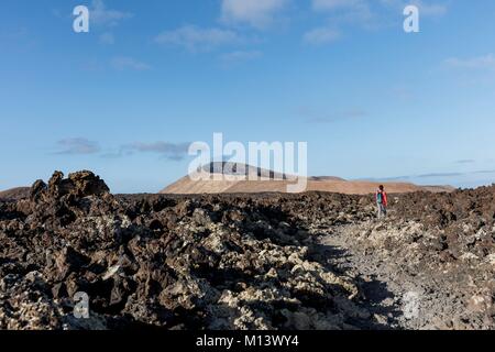 Spanien, Kanarische Inseln, Lanzarote, Timanfaya Nationalpark, Wanderung zur Caldera Blanca in der Lava Stockfoto