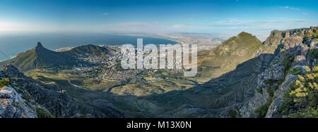 Südafrika, Western Cape, Kapstadt und Lion's Head Tafelberg aus gesehen Stockfoto