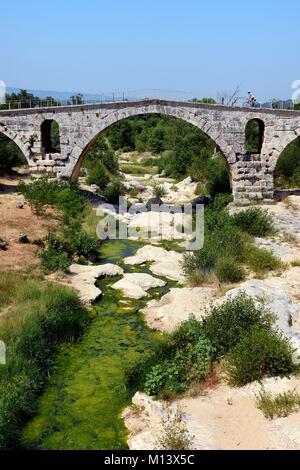 Frankreich, Vaucluse, Provence, Bonnieux, die Pont Julien über das Calavon Fluss, Römische Brücke des 3. Jahrhunderts vor Christus auf der Via Domitia auf das Calavon veloroute (Long-distance Radwege) Stockfoto