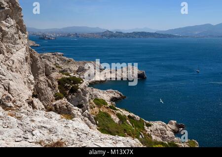 Frankreich, Bouches-du-Rhone, Marseille, Calanques Nationalpark, Archipel von Frioul-inseln, Pomegues Insel und die Marseille Skyline im Hintergrund Stockfoto