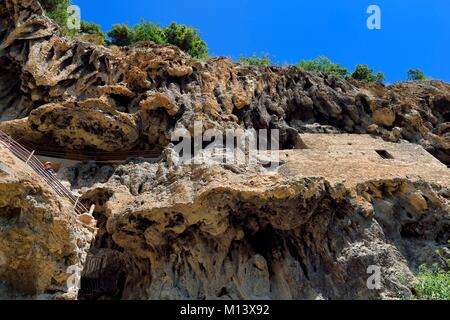 Frankreich, Var, Provence Verte, Cotignac, Habitat in der Tufa Klippe 80 Meter hoch und 400 Meter breit Stockfoto