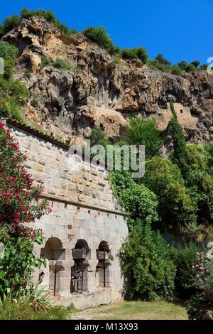 Frankreich, Var, Provence Verte, Cotignac, Ölmühle am Fuße des Tuff Cliff von 80 Meter hoch und 400 Meter breit Stockfoto